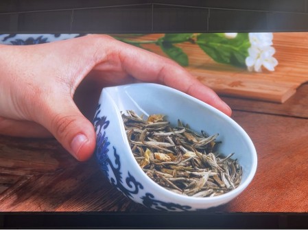 通山縣培訓(xùn)學(xué)校室內(nèi)全彩P2.5安裝完畢   尺寸:8.96X4.64   像素點(diǎn):3584X1856