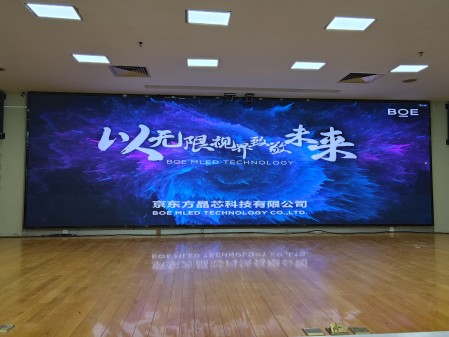 丁字橋***公司BTQ020安裝完畢，尺寸7.68x2.4m，像素點(diǎn)3840x1200