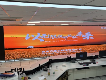 **汽車測試場COB1.2安裝調(diào)試完成   尺寸: 13.8*2.3625    像素點 :11040*1890