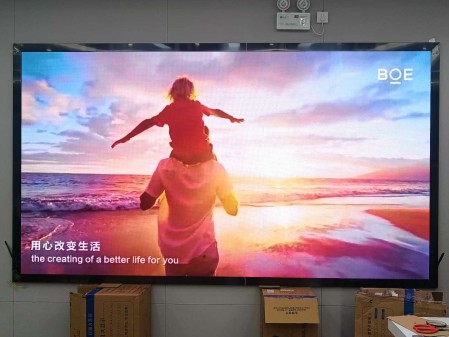 荊門華銘廣場(chǎng)p1.53指導(dǎo)安裝完畢   尺寸：3.2m*1.76m；分辨率：2080*1144