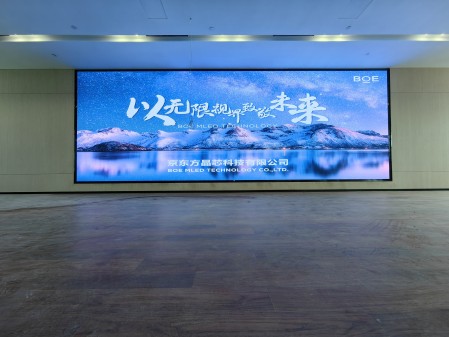 荊州某產(chǎn)業(yè)園p2.5全彩安裝調(diào)試完畢    尺寸：9.6×3.36； 像素點(diǎn)：3840×1344