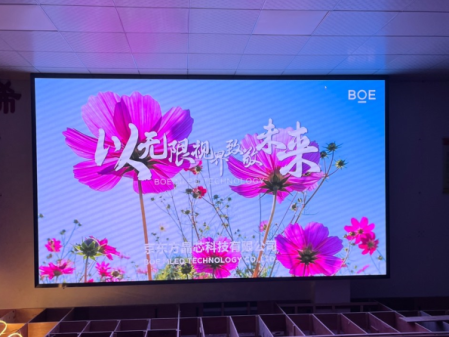 武穴**訓(xùn)練中心P1.8安裝完成 尺寸 ：4.48*2.56； 分辨率 ：2408*1376