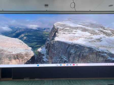 武漢***科技公司會(huì)議室屏安裝調(diào)試完畢！ 像素點(diǎn)： 5200??1976 ；尺寸 ：8??3.04