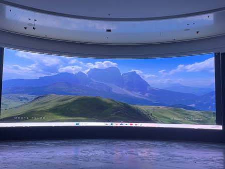 武漢***科技公司弧形屏安裝調(diào)試完畢！? 像素點(diǎn)： 5824??1872； 尺寸： 8.96??2.88