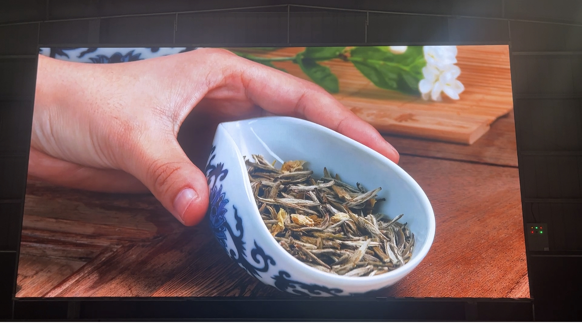 通山縣培訓(xùn)學(xué)校室內(nèi)全彩P2.5安裝完畢   尺寸:8.96X4.64   像素點:3584X1856