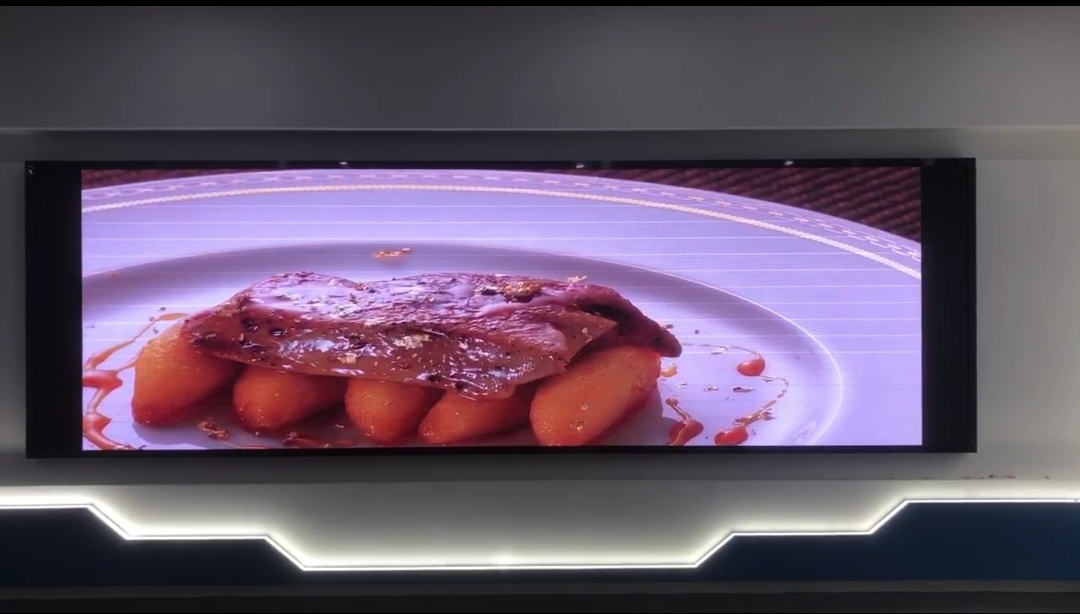 經(jīng)開室內(nèi)全彩P2.5安裝完成    尺寸：4.8×1.44   像素點(diǎn)：1920×576