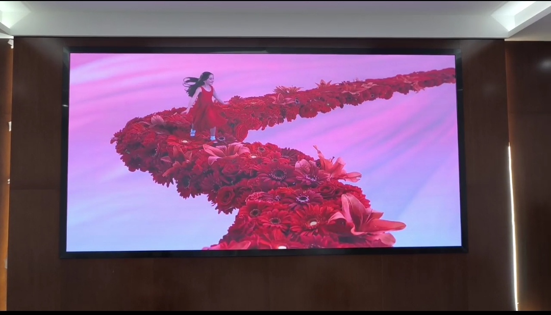 糧道街武漢中學室內(nèi)全彩P2.0安裝完畢   尺寸:4.16??2.08   像素點:2080??1040