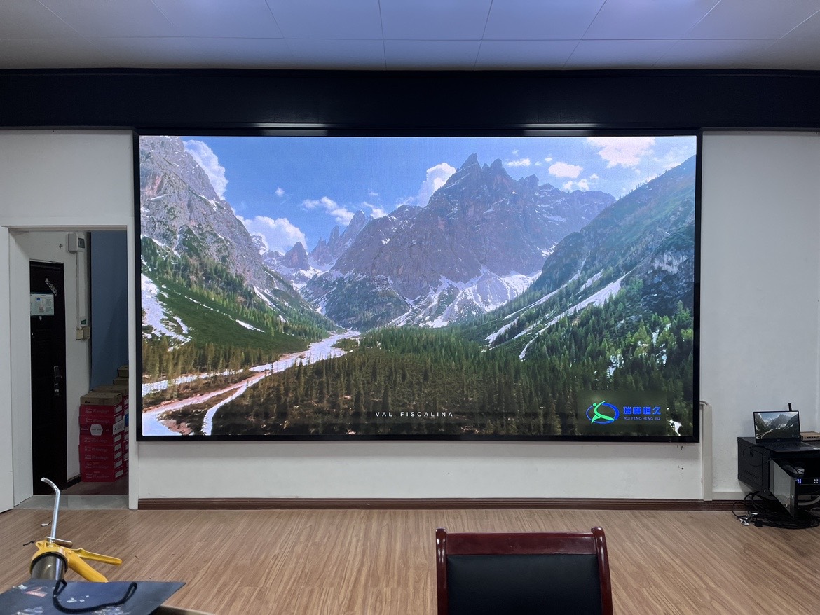 漢川煙草局室內(nèi)全彩P1.8安裝完成   尺寸：3.84*2.08   像素點(diǎn)：2064*1118