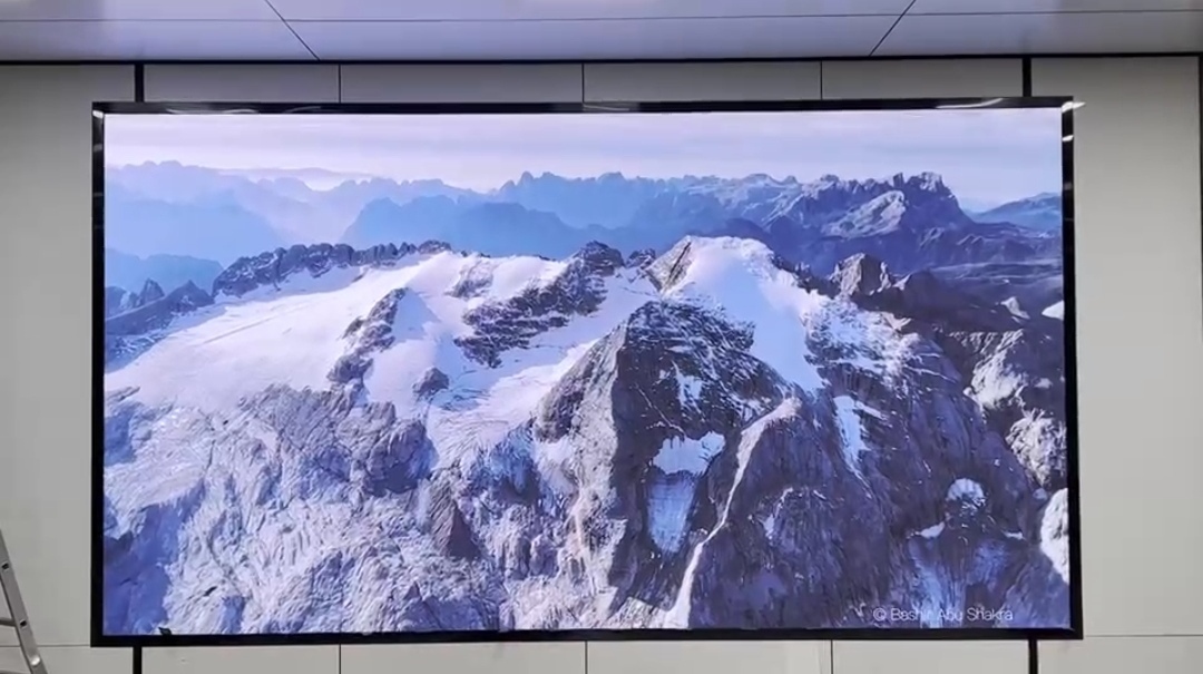 孝感**企業(yè)  BOE  室內(nèi)全彩P2.5安裝調(diào)試完成    尺寸：4.8*2.56m   像素點：1920*1024