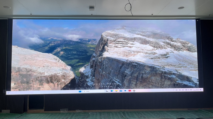 武漢***科技公司會(huì)議室屏安裝調(diào)試完畢！ 像素點(diǎn)： 5200??1976 ；尺寸 ：8??3.04