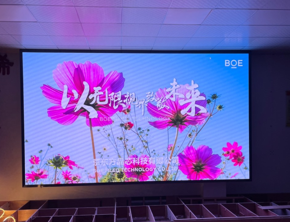 小間距LED顯示屏：細(xì)膩畫(huà)面展現(xiàn)無(wú)限可能